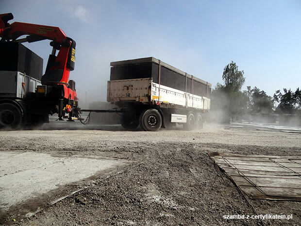 Transport monolitycznych szamb betonowych  w Drobinie z gwarancją